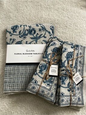 Sur La Table Blue Floral Blossom Tablecloth & Napkin Set -  8